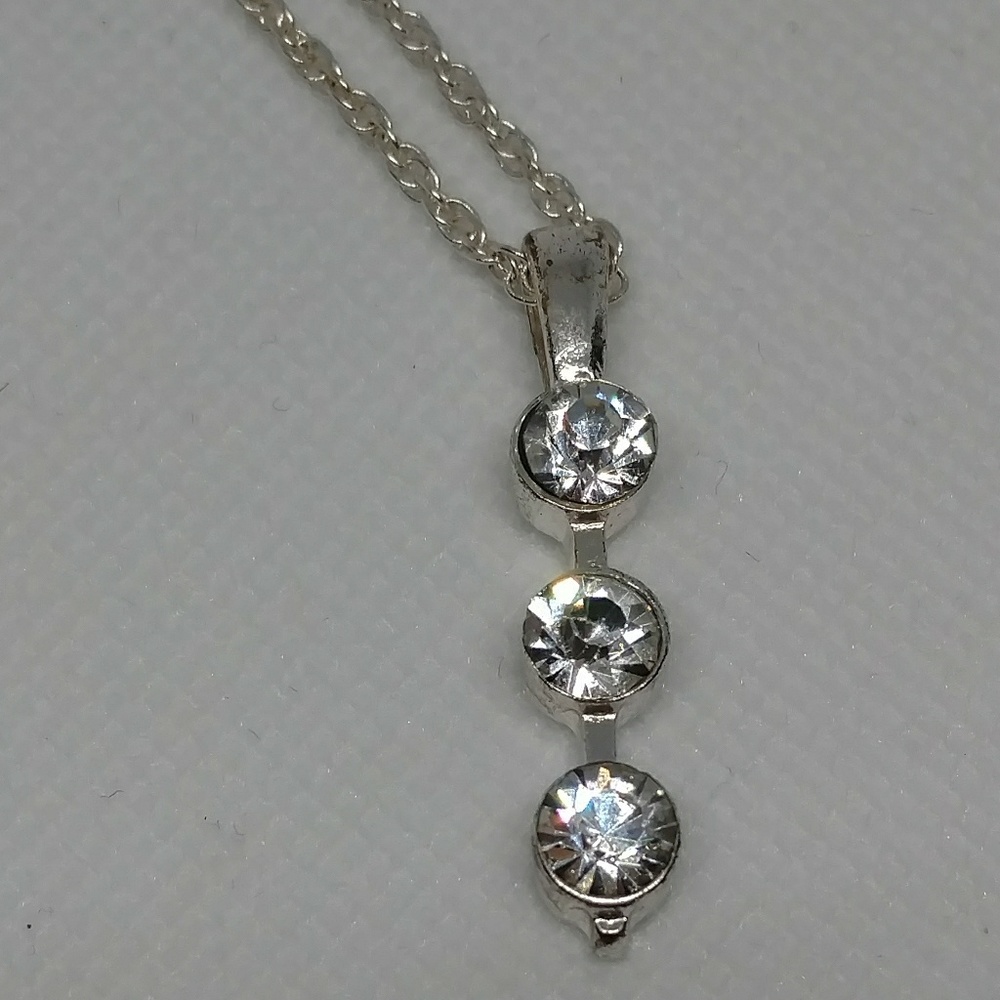 Rhinestone pendant necklace 3 stones silver tone